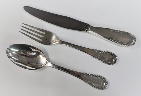Georg Jensen. Sølvbestik (925). Nordisk. Middagssæt; bestående af kniv,gaffel og 
ske. Der er 12 sæt på lager. Prisen er per sæt.