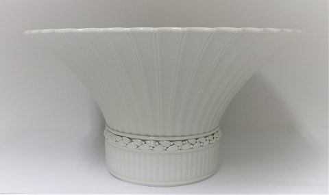 Royal Copenhagen. Stor flot hvid rund skål på fod. Design Arno Malinowski. Model 
12470. Højde 20 cm. Diameter 36,5 cm. (1 sortering)