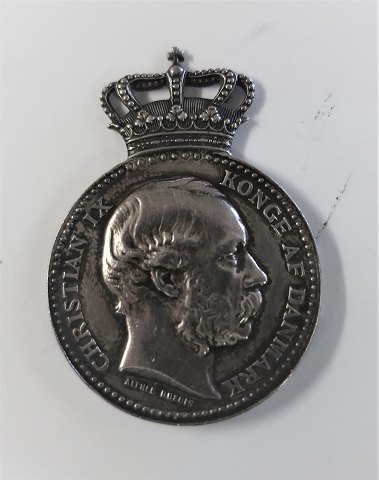 Silver (925). Royal bookmark mounted with the reverse of the commemorative 
medal. The fabric is missing. Provenance Sorgenfri slot