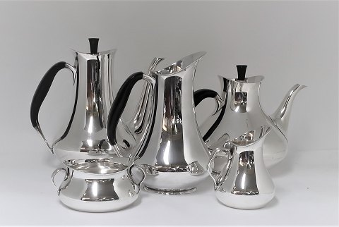 Tee und Kaffee-Service. Silber (830). Cohr. 5 Teile, bestehend aus Teekanne, 
Kaffeekanne ,Gießkanne, Zuckerdose und Milchkännchen.