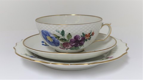 Royal Copenhagen. Light Saxon flower. Teacup with cake plate. Teacup model 
493/1551. Cake plate 493/1625. There are 8 sets in stock. The price is per set