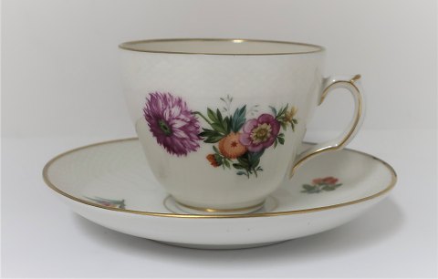 Royal Copenhagen. Let Saksisk blomst. Kaffekop. Model 493/1870. Der er 10 sæt på 
lager. Prisen er per sæt (2 sortering)