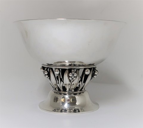 Georg Jensen. Silver bowl on foot (925). Model 197 (B). Height 10.2 cm. Diameter 
13.6 cm. Produced 1933 - 1945.