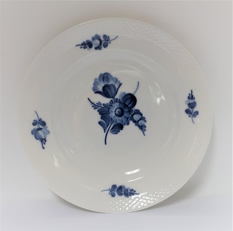Royal Copenhagen. Blå blomst, flettet. Middagstallerken. Model 8096. Diameter 23 
cm.(2 sortering)