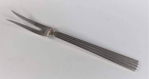 Georg Jensen. Bernadotte sølvbestik. Sterling (925). Pålægsgaffel lille. Længde 
11,3 cm..