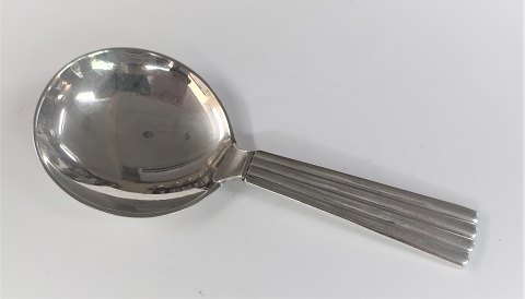 Georg Jensen. Bernadotte sølvbestik. Sterling (925). Sukkerske. Længde 10 cm.