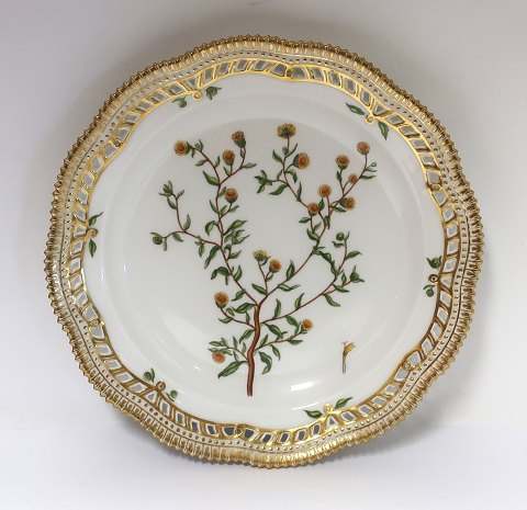 Royal Copenhagen. Flora Danica. Round serving plate with open-work border. Model 
# 3526. Diameter 27 cm.