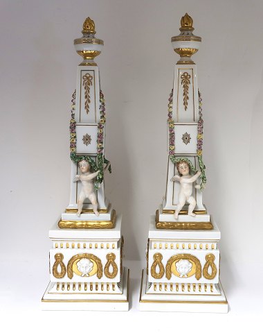 Obelisker. Royal Copenhagen. Samme farver som Flora Danica. Et par. Model # 
12389. Højde 40 cm. ( 1 sortering )