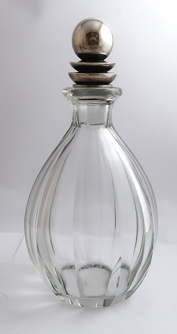 Georg Jensen. Baccarat krystal karaffel med sølv prop Pyramide (925). Model 206. 
Højde 23 cm