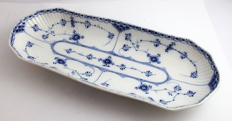 Royal Copenhagen. Blue Fluted Half Lace. Oblong dish. Model 714. Length 37 cm. 
Width 15 cm. (1 quality). Produced before 1923.