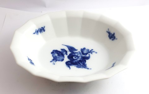 Königliches Kopenhagen. Blaue Blume, eckig. Ovale Schüssel. Modell 8632. Länge 
24,5 cm. (2. Wahl)