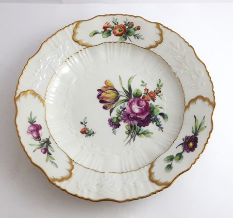 Königliches Kopenhagen. Sächsischer Blumen Menüeteller. Luxusausgabe. 
Durchmesser 23 cm. Modell 1355. (1 Wahl)