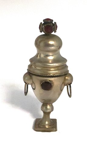 Christian Albrecht Jörgensen, Vejle 1822-1859. Vase-shaped vinaigrette in silver 
with red stones. Height 11 cm.