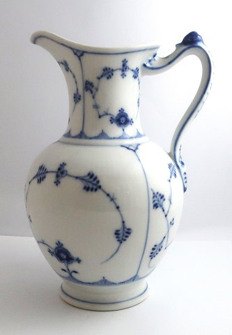 Royal Copenhagen. Blue fluted, plain. Chocolate jug. Model 482. Height 22.5 cm. 
(1 quality). Produced before 1923