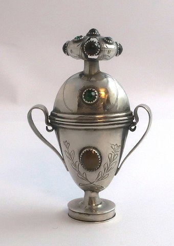 Fritz Albertus, newer. Vase-shaped vinaigrette in silver with red and green 
stones. Height 8.5 cm.