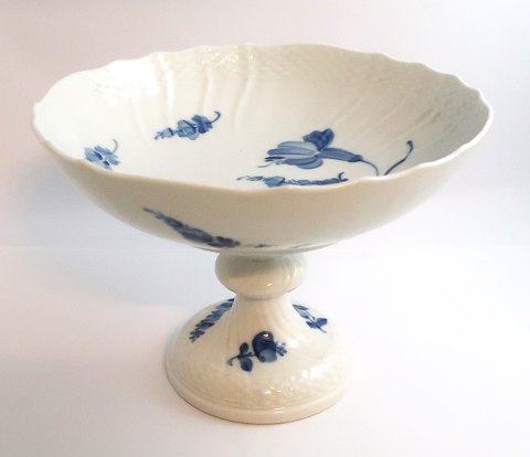 Royal Copenhagen. Blue flower. Cake dish on foot. Model 1528. Height 16 cm. 
Diameter 21 cm. (1 quality)