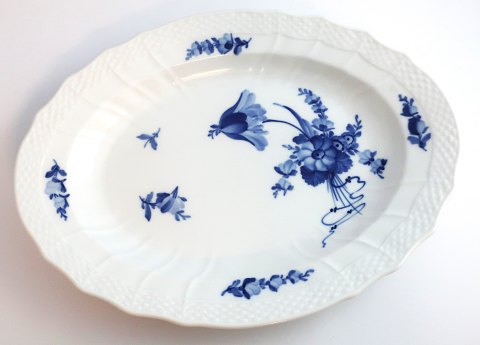 Royal Copenhagen. Blue flower svejfet. Oval dish. Model 1555. Length 31 cm. (1 
quality)