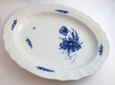 Royal Copenhagen. Blue flower svejfet. Oval dish. Model 375 (1556). Length 36.5 
cm. (2 quality)