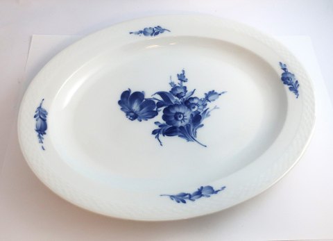 Royal Copenhagen. Blue flower. Oval dish. Model 8017. Length 36 cm. Width 29 cm. 
(1 Wahl)