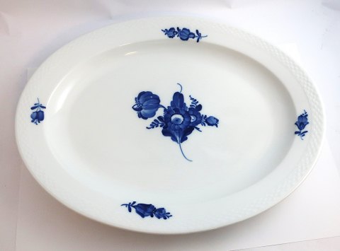 Royal Copenhagen. Blue flower. Oval dish. Model 8018. Length 40.5 cm. Width 32 
cm. (1 Wahl)