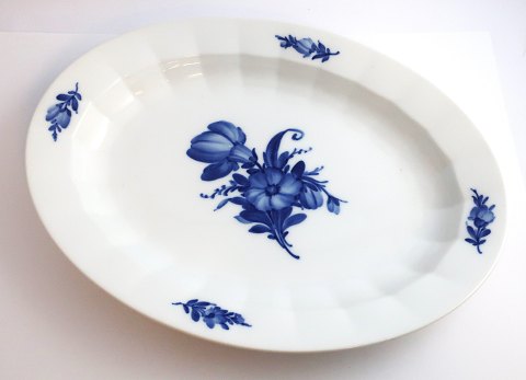 Royal Copenhagen. Blue flower. Oval platter. Model 8538. Length 34 cm. (1 
quality)