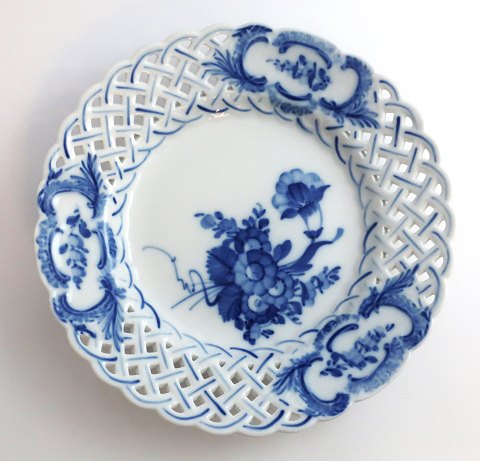 Royal Copenhagen. Blue flower, svejfet openwork. Breakfast plate. Model 636 
(1637). Diameter 21 cm. (1 quality)