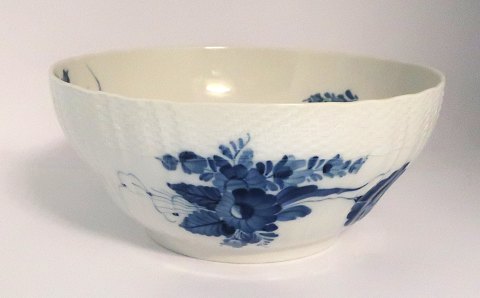 Royal Copenhagen. Blue flower. Large salad bowl. Model 578 (1643). Diameter 23 
cm. Height 10 cm (2nd quality)