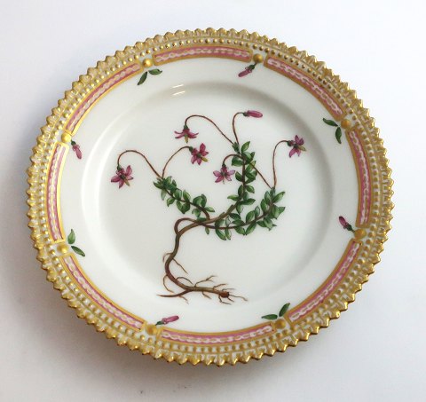 Royal Copenhagen, Flora Danica. Cake plate. Design # 3552. Diameter 14 cm. (1 
quality). Vaccinium oxycoccos L