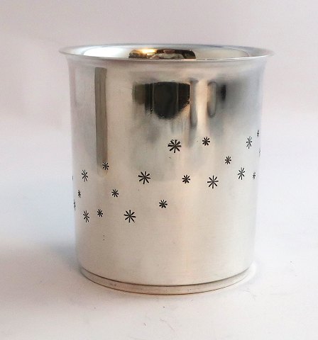 Michelsen. Silver cup/vase in sterling silver (925). Height 7.2 cm. Produced 
1937.