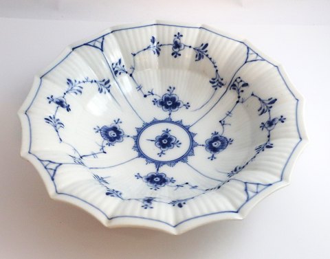 Royal Copenhagen. Blue fluted, plain. Cake bowl. Model 142. Width 21 cm. (1 
quality)