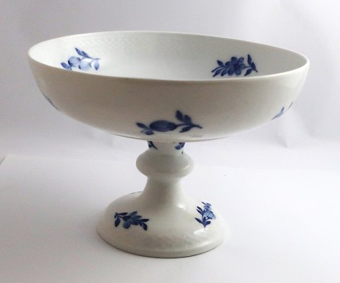 Royal Copenhagen. Blue flower. Cake bowl on foot. Model 8064. Height 15 cm. 
Diameter 21 cm. Produced before 1923. (1 quality)