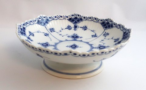 Royal Copenhagen. Blue Fluted Half Lace. Round bowl on foot. Model 511. Diameter 
17 cm. Height 6 cm. (1 quality).