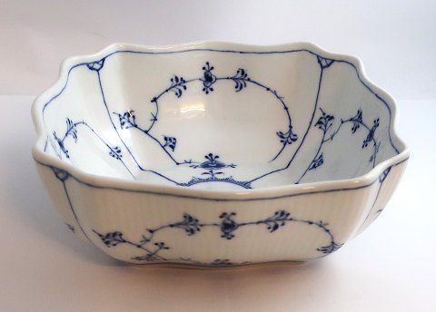Royal Copenhagen. Blue Fluted, plain. Large bowl. Model 193. Width 23 cm. (1 
quality).