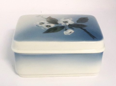Royal Copenhagen. Porcelain bonbonniere with floral motif. Model 4437. Length 
11.5 cm. Width 9.5 cm. Height 5.5 cm. (1 quality)
