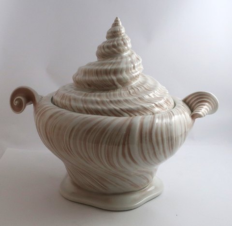 Royal Copenhagen. Pink Conch. Design Arje Griegst. Soup tureen. Height 27.5 cm. 
Model 14180. (1 quality).