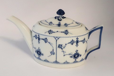 Royal Copenhagen. Blue fluted, plain. Teapot. Model 253. Height 13 cm. Length 22 cm. (2 quality). Produced before 1923