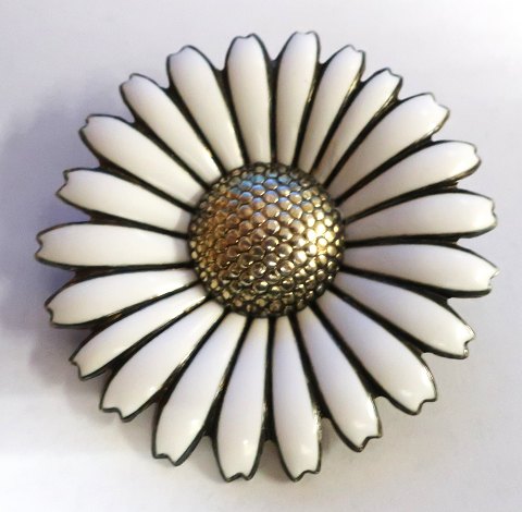 Viggo Pedersen (VP). Daisy brooch in sterling silver gilded (925). Diameter 50 mm.