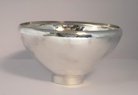 Georg Jensen. Sterling (925). Bowl # 484B. Design: Georg Jensen. Height 10 cm. Diameter 18 cm.