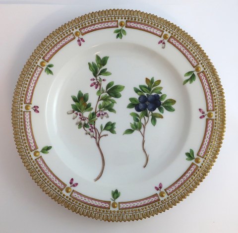 Royal Copenhagen Flora Danica. Dinner plate. Design # 3549. Diameter 25 cm. (1 quality). Produced before 1890. Vaccinium uliginosum L