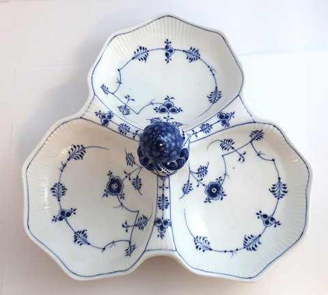 Royal Copenhagen. Blue fluted, plain. Cabarat dish, three-part. Model 18. Diameter 33 cm. Inherent firing defect and possibly small grinding See photo 4. Produced before 1923. (2nd grade)