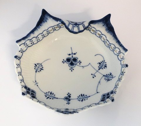 Royal Copenhagen. Blue fluted, full lace. Pickle dish. Model 1075. Width 19 cm. (1 quality). Produced before 1923.