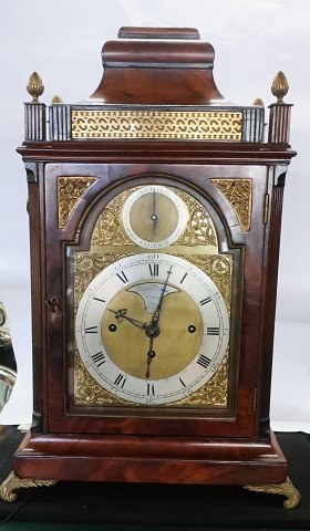 Eardley Norton, London (1762–1794). English mahogany musical clock with quarter-striking and repeating mechanism. 8-day movement. Height 59 cm. Width 32 cm.