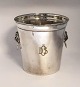 Mappin & Webb silverplated. Champagne cooler. Height 16.5 cm. Diameter 16 cm. 
There are traces of use inside (see photo)