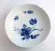 Royal Copenhagen. Blue flower. Small round bowl on foot. Model 427 (1643). 
Diameter 17.5 cm. Height 6 cm (1 quality)