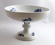 Royal Copenhagen. Blue flower. Cake bowl on foot. Model 8064. Height 15 cm. 
Diameter 21 cm. Produced before 1923. (1 quality)